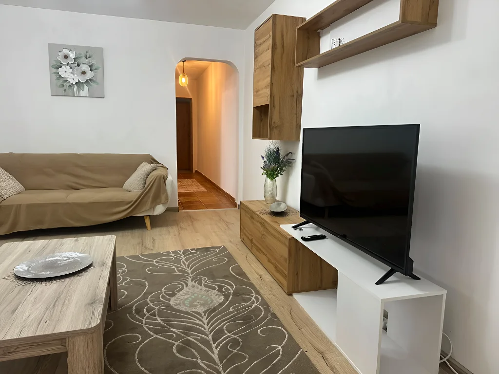 sufragerie cu masuta si tv inchiriere apartament Sector 4 București